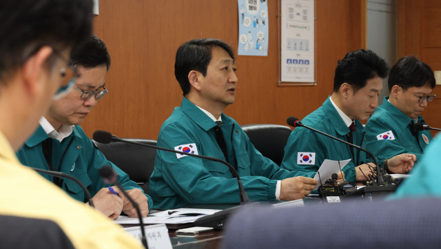 안덕근 산업통상자원부 장관이 15일 서울 종로구 석탄회관에서 열린 석유ㆍ가스 수급현황 긴급 점검회의에서 발언하고 있다. <연합뉴스>